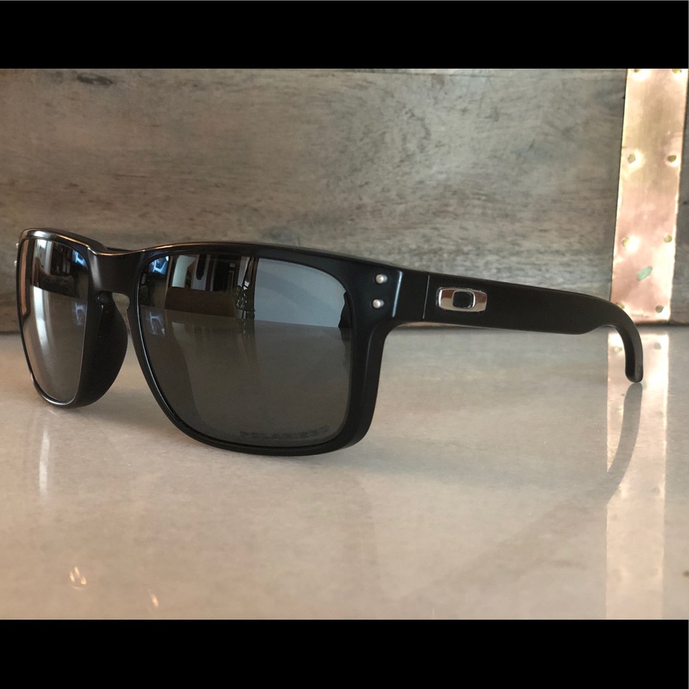 Men’s Oakley polarized sunglasses